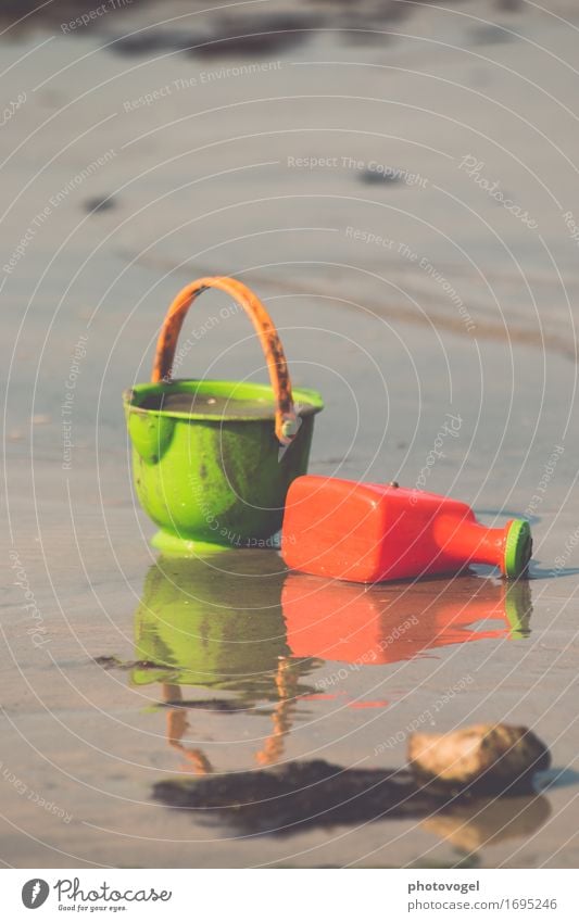 Sandspiel Ferien & Urlaub & Reisen Natur Sommer Schönes Wetter Strand Ostsee braun grün Stimmung Glück Fröhlichkeit Leben Gießkanne Eimer Spielen Spielzeug