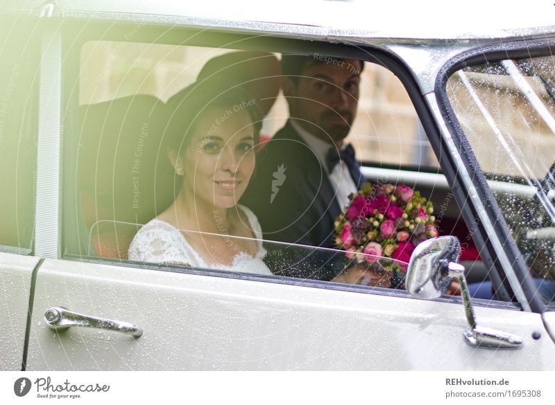 Schönster Tag | Brautpaar im Auto Feste & Feiern Hochzeit Mensch maskulin feminin Frau Erwachsene Mann Paar Partner 2 18-30 Jahre Jugendliche Kleid Anzug lachen