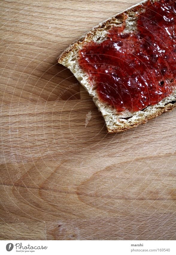 Frühstück gefällig?! Farbfoto Morgen Abend Lebensmittel Brot Marmelade Abendessen genießen lecker süß Stimmung Appetit & Hunger Durst Marmeladenbrot bestreichen