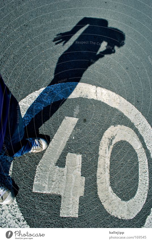 clubmitglied Farbfoto Außenaufnahme Licht Schatten Kontrast Silhouette Vogelperspektive Blick nach hinten maskulin Mann Erwachsene 1 Mensch Verkehr Verkehrswege