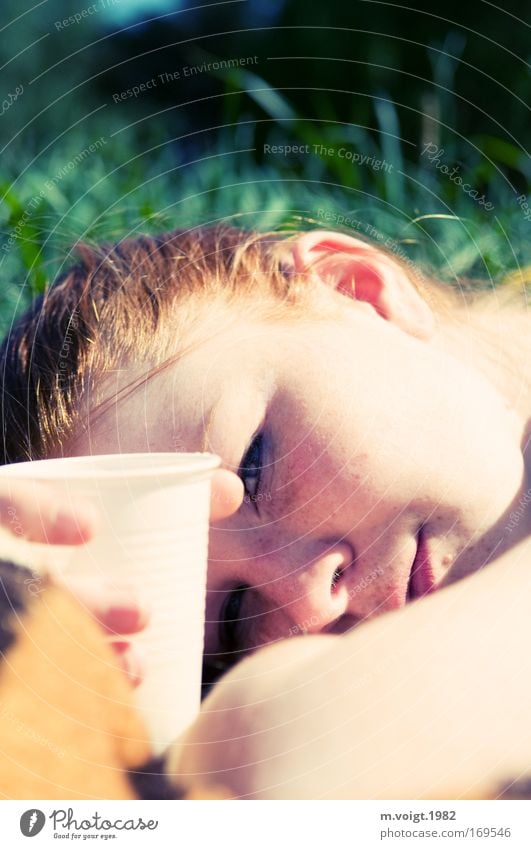 Picknick Farbfoto Außenaufnahme Nahaufnahme Tag Sonnenlicht Starke Tiefenschärfe Porträt Blick in die Kamera Erholung Ausflug Sommer feminin Junge Frau