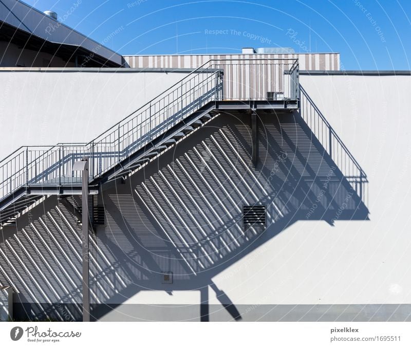 Treppe mit Schatten Stadt Stadtrand Menschenleer Haus Mauer Wand hell blau grau weiß Gebäude Treppengeländer Etage Architektur Schattenspiel Feuerleiter