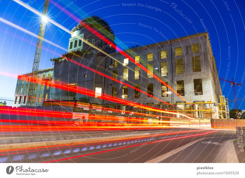 Baustelle Berliner Stadtschloss Verkehr Straßenverkehr bauen leuchten modern neu Geschwindigkeit Burg oder Schloss Nacht Leuchtspur dunkel Abend Dämmerung Licht