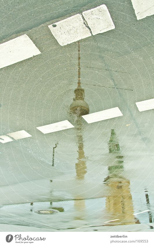 Fernsehkirche und Marienturm alex Alexanderplatz Berlin Fahrbahn Fahrbahnmarkierung Gewitter Hauptstadt Niederschlag Pfütze Regen Reflexion & Spiegelung Straße