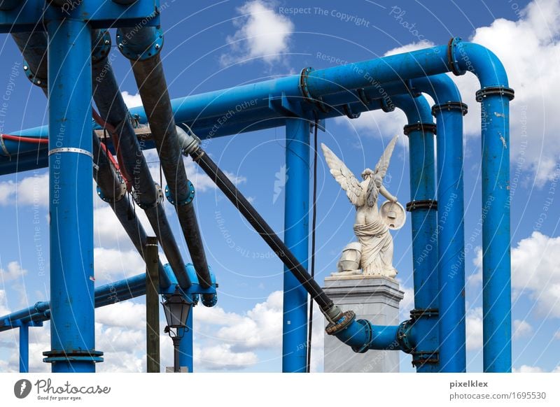 Engel und Rohre Skulptur Wolken Berlin Stadt Hauptstadt Altstadt Menschenleer blau Marmor weiß Rohrleitung Wasserrohr Baustelle historisch alt Sehenswürdigkeit