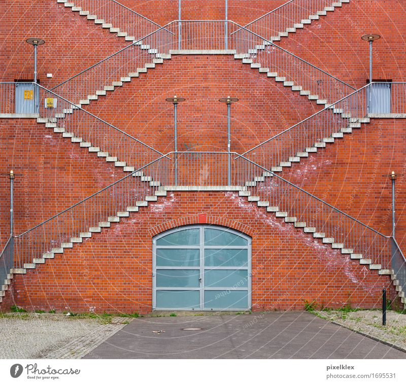 Treppe Menschenleer Haus Industrieanlage Fabrik Bauwerk Gebäude Architektur Mauer Wand Fassade Backstein Treppengeländer Tor Laterne Zickzack Etage