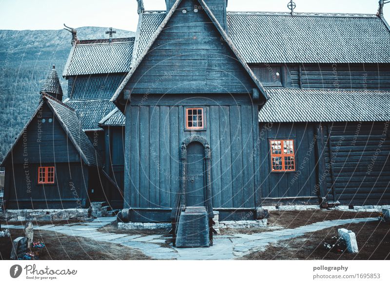 nowhere in norway (1) Lifestyle Umwelt Winter schlechtes Wetter Hügel Felsen Alpen Norwegen Dorf Fischerdorf Kleinstadt Stadt Haus Einfamilienhaus Traumhaus