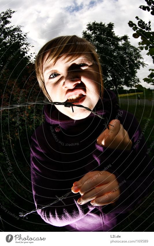 DU BIST DER NÄCHSTE Farbfoto Außenaufnahme Blitzlichtaufnahme Oberkörper Blick Blick in die Kamera Blick nach vorn Mensch feminin Junge Frau Jugendliche Gesicht