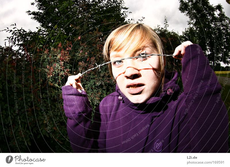 DAS KANN INS AUGE GEHEN Farbfoto Außenaufnahme Textfreiraum links Textfreiraum unten Blitzlichtaufnahme Blick Blick in die Kamera Blick nach vorn Mensch feminin