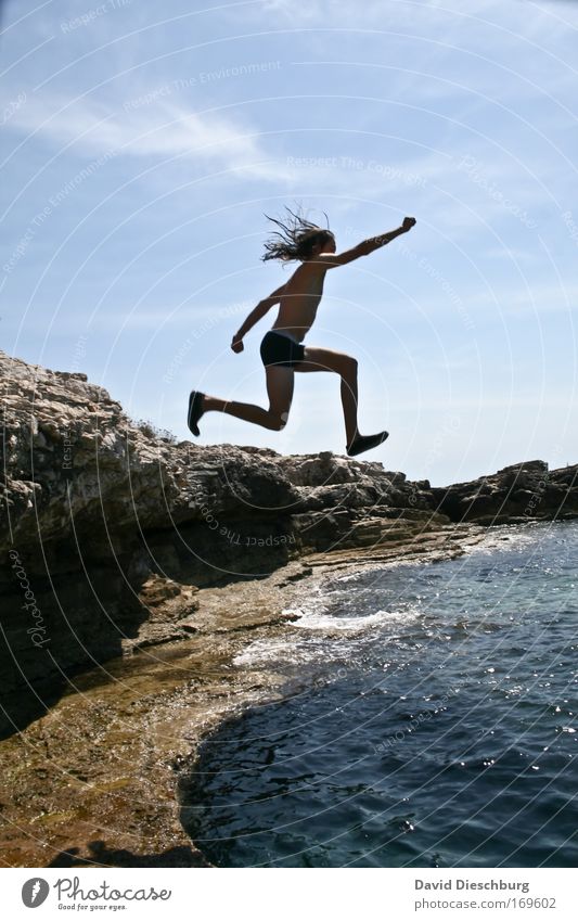 Jump into the blue Farbfoto Außenaufnahme Tag Schatten Kontrast Silhouette Ganzkörperaufnahme Profil Wegsehen Mensch Mann Erwachsene Arme Beine Natur Landschaft