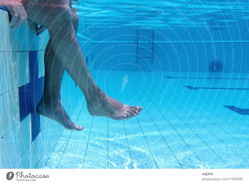 ausruhen am poolrand Farbfoto Gedeckte Farben Unterwasseraufnahme Muster Strukturen & Formen Textfreiraum rechts Schwimmen & Baden Sommer Wassersport Schwimmbad