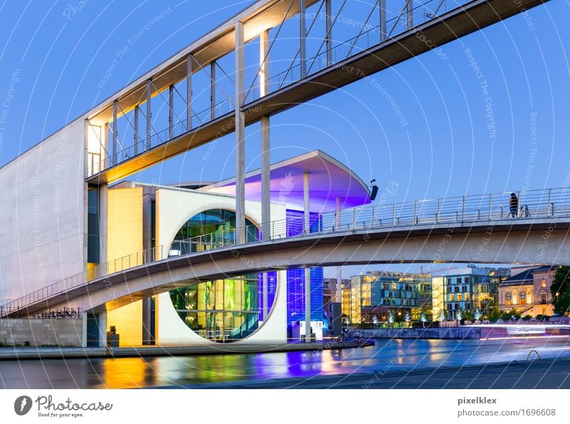 Kanzleramt bei Nacht Berlin Deutschland Europa Stadt Hauptstadt Stadtzentrum Haus Brücke Bauwerk Gebäude Architektur Sehenswürdigkeit modern neu gelb violett