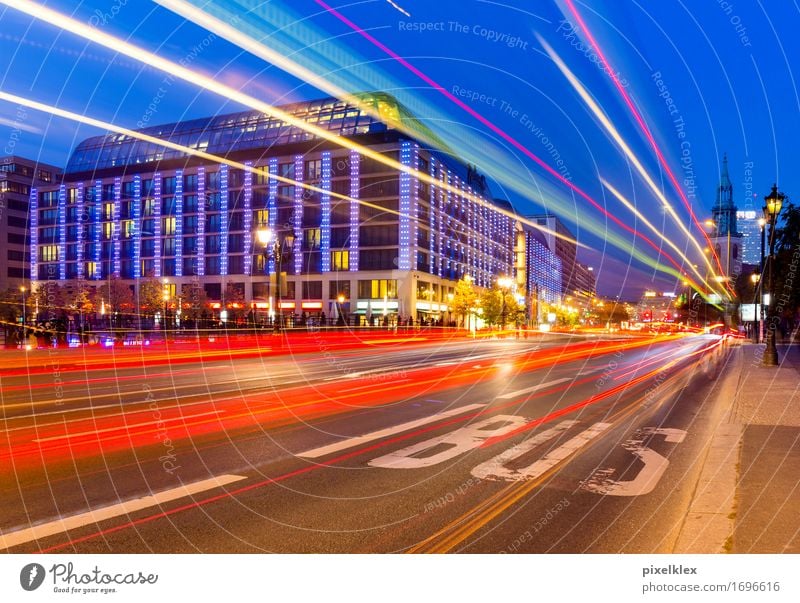 Lichtspur (Bus) Tourismus Sightseeing Städtereise Nachtleben ausgehen Berlin Deutschland Stadt Hauptstadt Stadtzentrum Haus Gebäude Architektur Verkehr