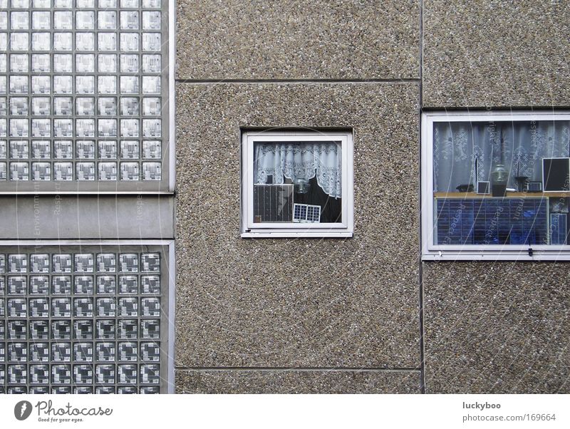 Die Quadratur der Platte Farbfoto Gedeckte Farben Außenaufnahme Menschenleer Tag Totale Haus Sonnenenergie Gebäude Plattenbau Glasbaustein Mauer Wand Fassade