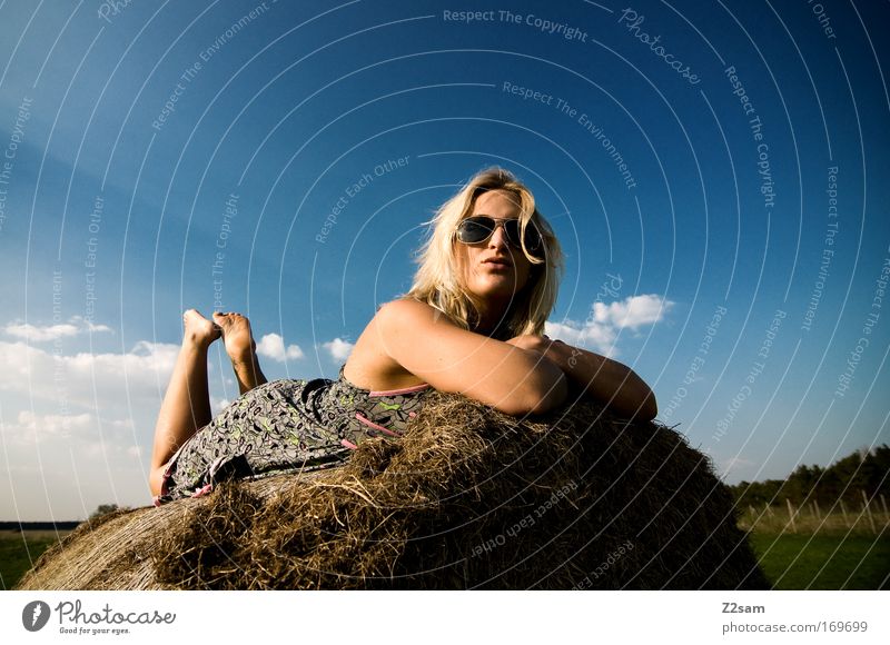 after work II Farbfoto Außenaufnahme Kontrast Landschaft Himmel Wolken Kleid Sonnenbrille Erholung liegen träumen ästhetisch blond Coolness Glück Unendlichkeit