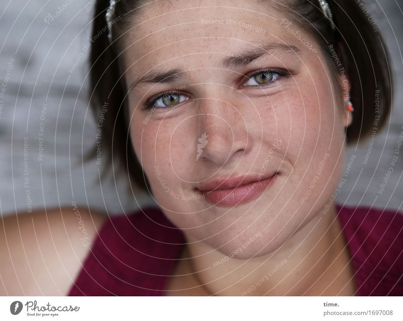 Maria feminin 1 Mensch T-Shirt Schmuck Ohrringe Haarreif brünett kurzhaarig beobachten Denken Lächeln Blick warten schön Wärme Zufriedenheit Lebensfreude