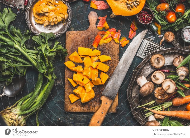 Gehackte Kürbis auf rustikale Schneidebrett mit Küchenmesser Lebensmittel Gemüse Kräuter & Gewürze Ernährung Mittagessen Abendessen Festessen Bioprodukte