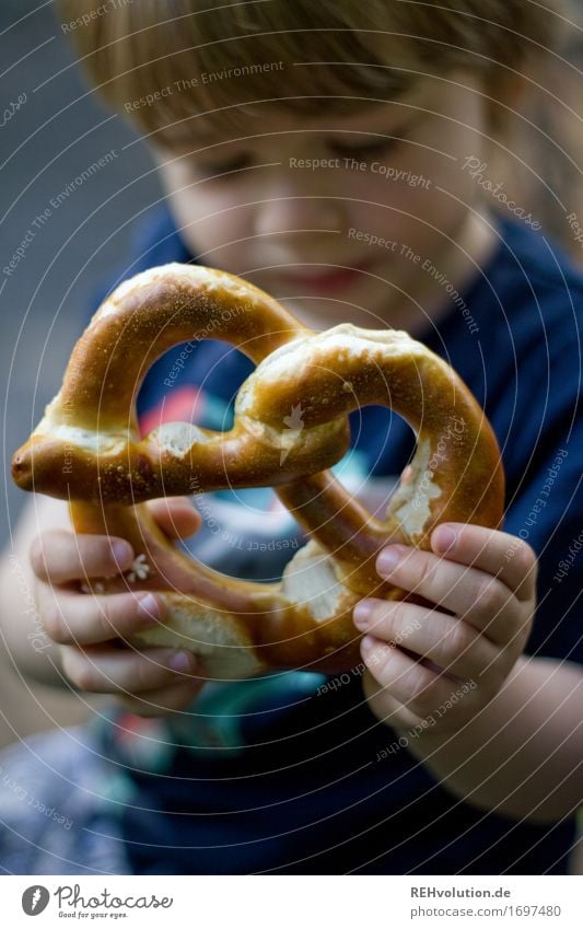 A Brezn Lebensmittel Ernährung Mensch maskulin Kind Kleinkind Junge 1 1-3 Jahre festhalten lecker Glück Zufriedenheit Kindheit Farbfoto Außenaufnahme