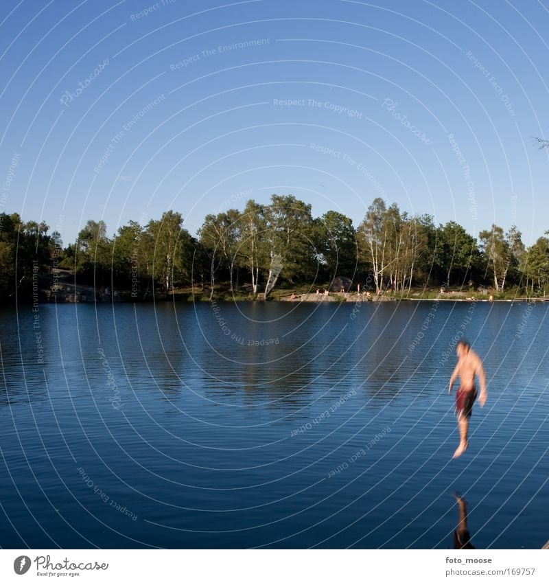 Sommerschwimmen Farbfoto Außenaufnahme Textfreiraum oben Tag Bewegungsunschärfe Lifestyle Wellness Wohlgefühl Schwimmen & Baden Sommerurlaub Umwelt Natur