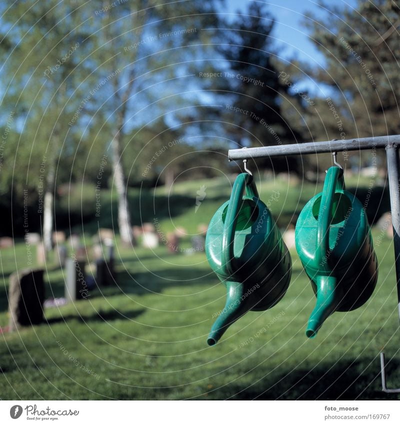 Bewässerungspfosten Farbfoto Außenaufnahme Menschenleer Tag Schwache Tiefenschärfe Garten Sommer Gießkanne Kunststoff hängen grün friedlich ruhig Tod ästhetisch