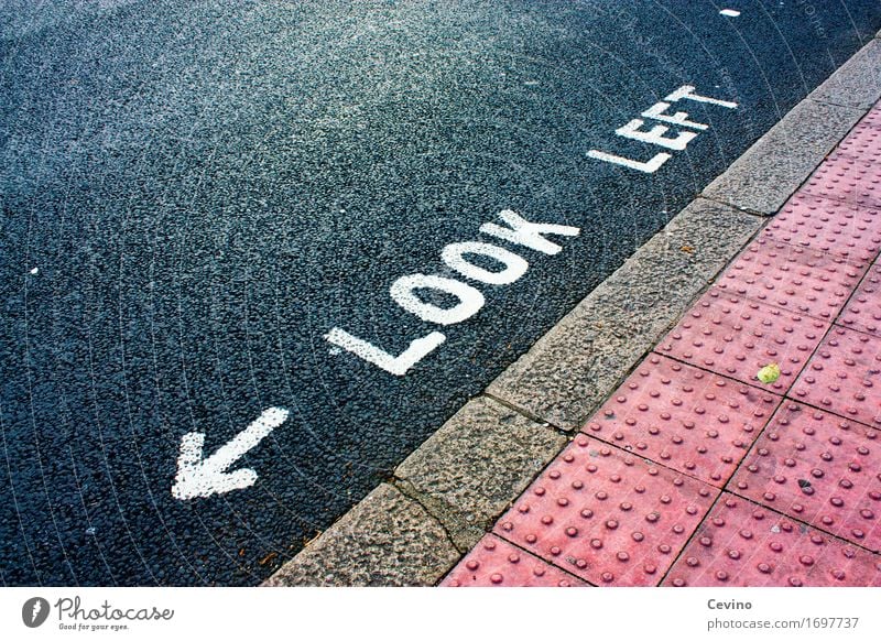 Look left London Großbritannien Europa Menschenleer Straßenverkehr Fußgänger Zeichen Schriftzeichen Schilder & Markierungen Hinweisschild Warnschild