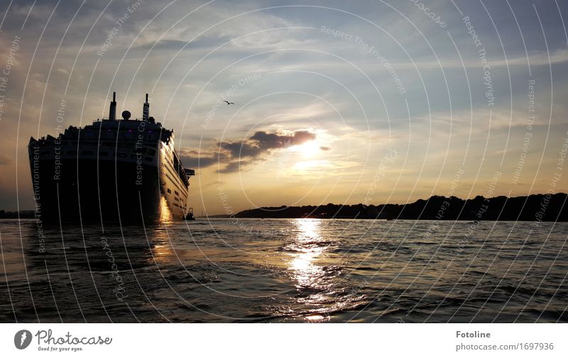 Gute Fahrt Umwelt Urelemente Wasser Himmel Wolken Sonne Sonnenlicht Sommer Küste Flussufer Ferne maritim nass Wärme blau schwarz weiß Schifffahrt Wasserfahrzeug