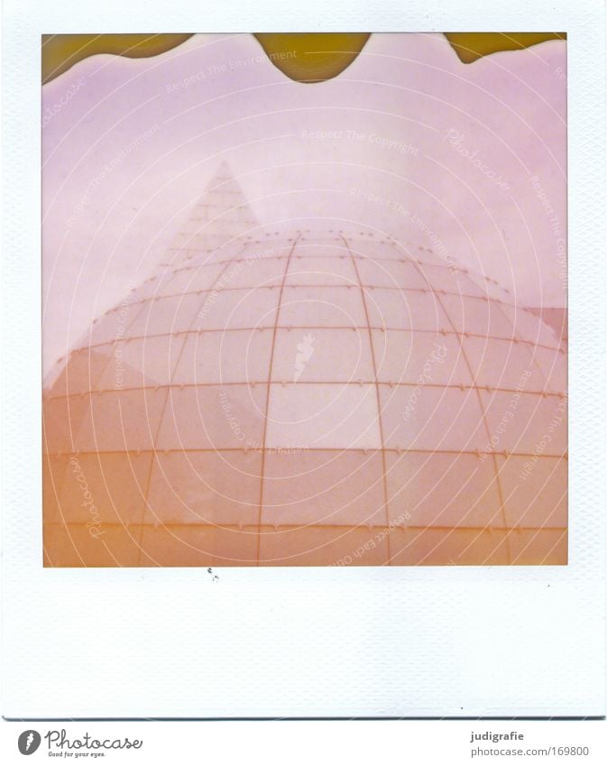 geometrisch Farbfoto Gedeckte Farben Außenaufnahme Experiment Polaroid Menschenleer Tag Hannover Haus Bauwerk Gebäude Architektur Fassade modern rund Spitze