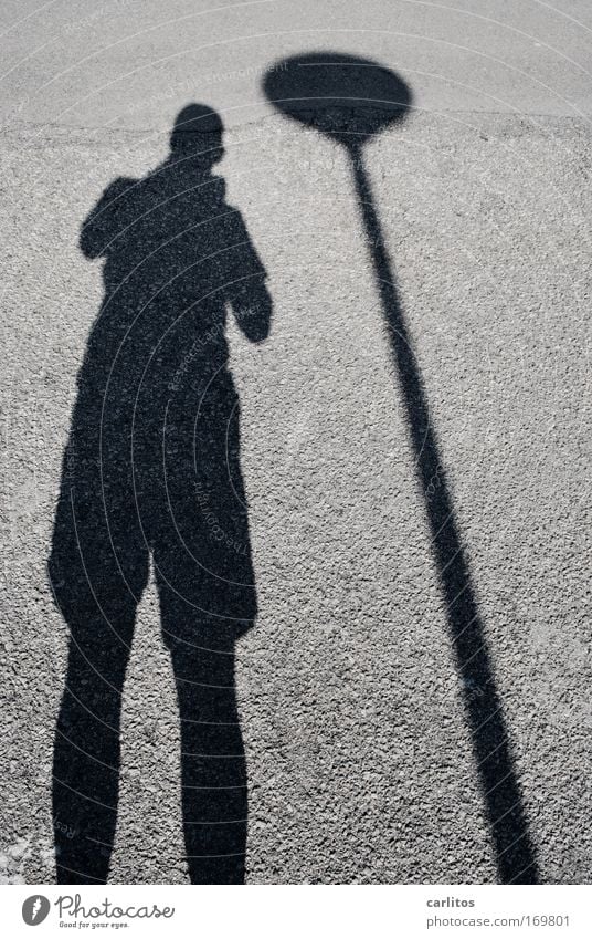 Du hast ja 'nen Schatten ... Muster Kontrast Silhouette Weitwinkel Männlicher Senior Mann Straße beobachten stehen gigantisch unten grau schwarz ruhig