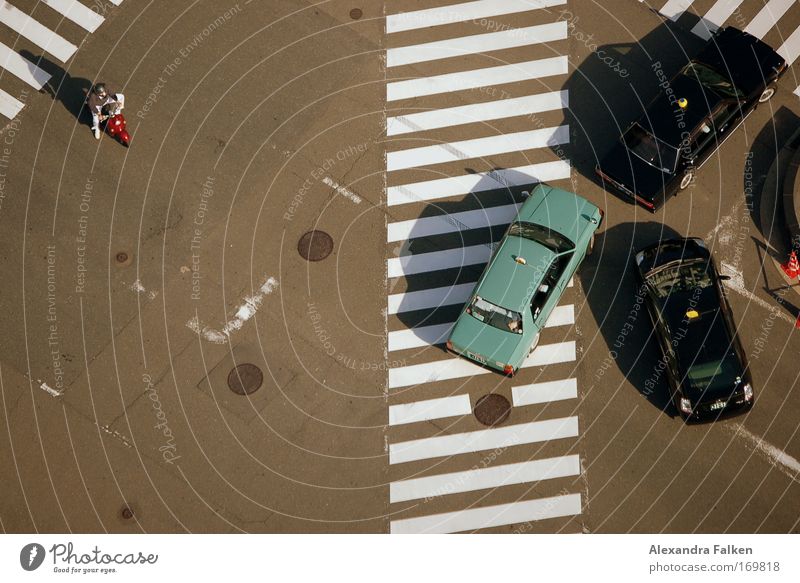 Allein gegen die Mafia Farbfoto Außenaufnahme Tag Schatten Vogelperspektive Verkehrsmittel Verkehrswege Autofahren Straße Straßenkreuzung Taxi Kleinmotorrad