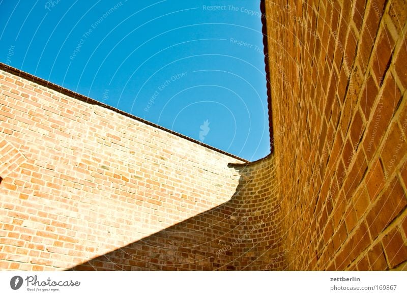 Mauer Sachsen-Anhalt aschersleben Deutschland Gemäuer Himmel Mittelalter Sommer Wolken Justizvollzugsanstalt gefangen Museum Wand Ecke Nische Kurve Sonne