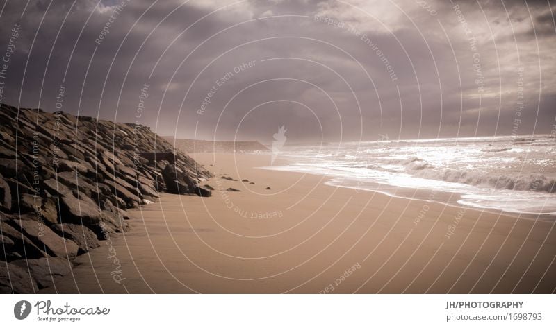 foggy beach Wasser Wolken Gewitterwolken Herbst Nebel Wellen Küste Strand Meer Stein Sand trösten geduldig ruhig Trauer Schmerz Sehnsucht Heimweh Fernweh