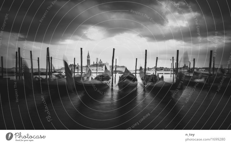 Venice morning Wasser Wolken Gewitterwolken Meer Venedig Italien Europa Stadt Altstadt Hafen Schifffahrt Bootsfahrt warten alt Gefühle geduldig ruhig Tourismus