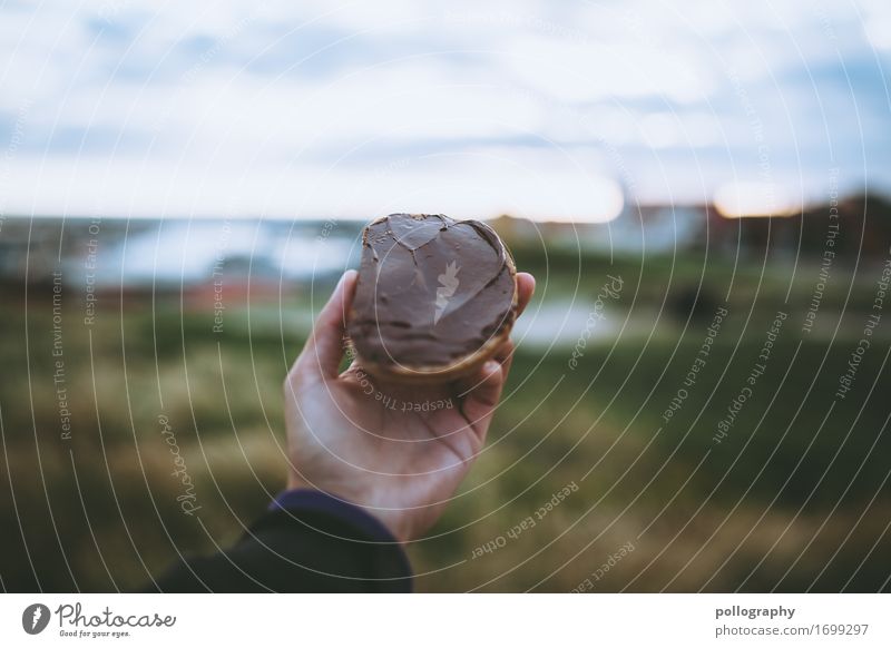 Nutella Brötchen Ferien & Urlaub & Reisen Camping maskulin Erwachsene Hand 1 Mensch Natur Landschaft festhalten genießen weich Abenteuer Tourismus Farbfoto