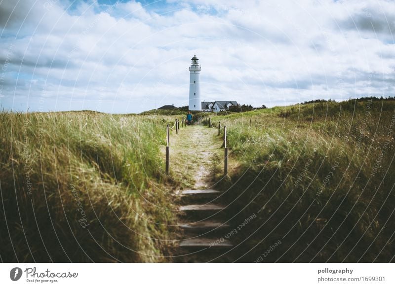 Leuchtturm Tourismus Ausflug Abenteuer Ferne Freiheit Sightseeing Natur Landschaft Himmel Wolken Klima Wind Gras Sehenswürdigkeit maritim blau grün erleben