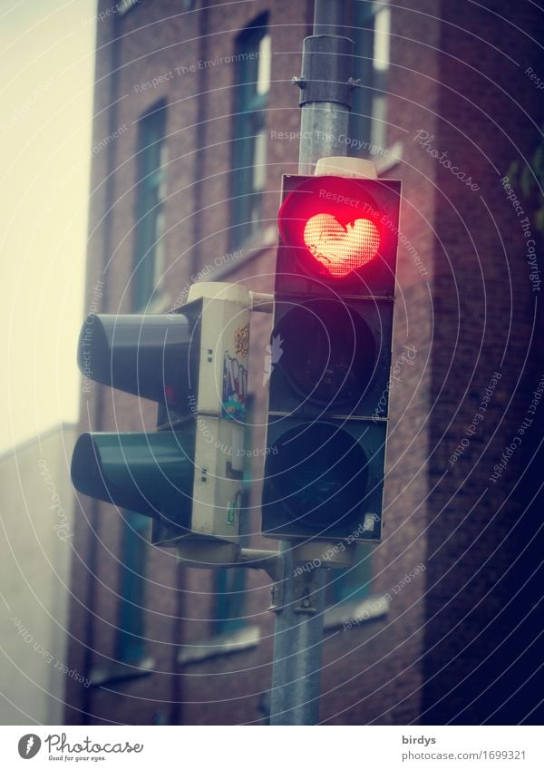 Ampelherz - positiv Vibrations Valentinstag Muttertag Stadt Haus Fassade Zeichen Herz leuchten außergewöhnlich Freundlichkeit lustig verrückt rot