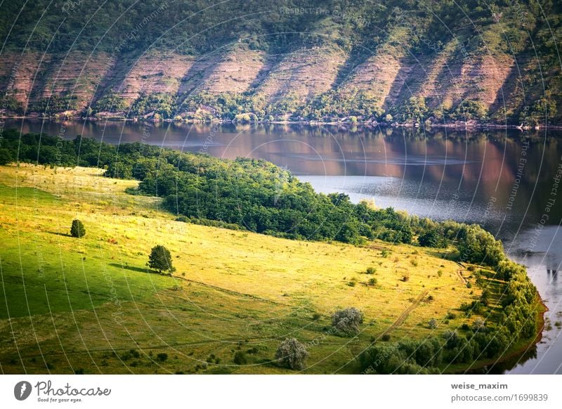 Sonniger Morgen des Sommers auf dem Fluss in der Schlucht Lifestyle Ferien & Urlaub & Reisen Sonne Natur Landschaft Wasser Schönes Wetter Baum Wiese Wald Hügel