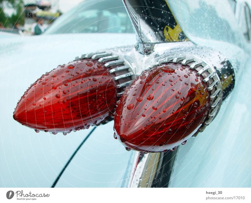 Flossen hoch USA rot türkis Rücklicht Verkehr PKW Ami Car blau Schwimmhilfe