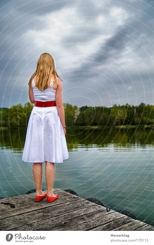 yesterday Farbfoto Außenaufnahme Textfreiraum rechts Zentralperspektive Weitwinkel Wegsehen feminin Junge Frau Jugendliche 1 Mensch Landschaft Wasser Himmel