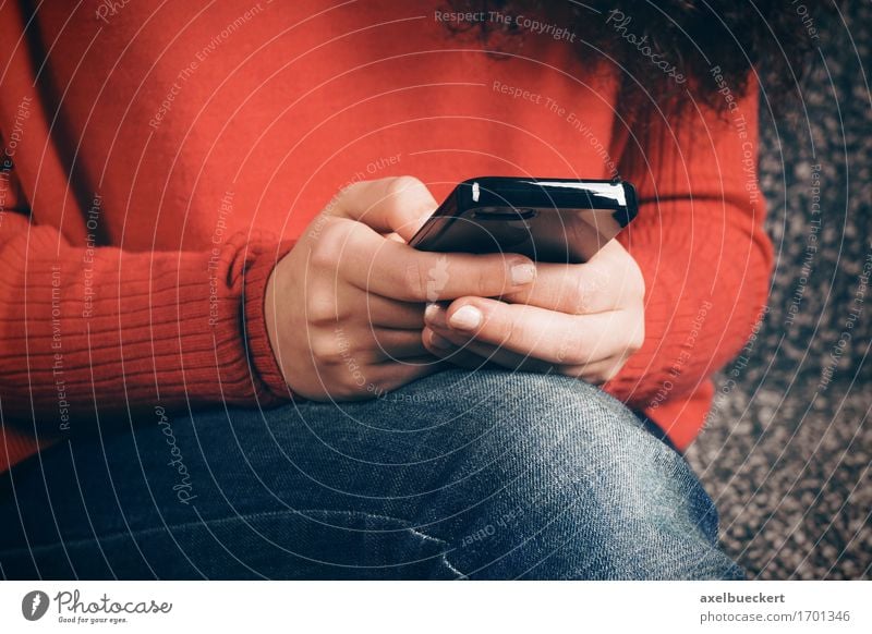 weibliche Hände mit Smartphone Lifestyle Telefon Handy Technik & Technologie Mensch Junge Frau Jugendliche Erwachsene 1 Internet Instant-Messaging sitzen