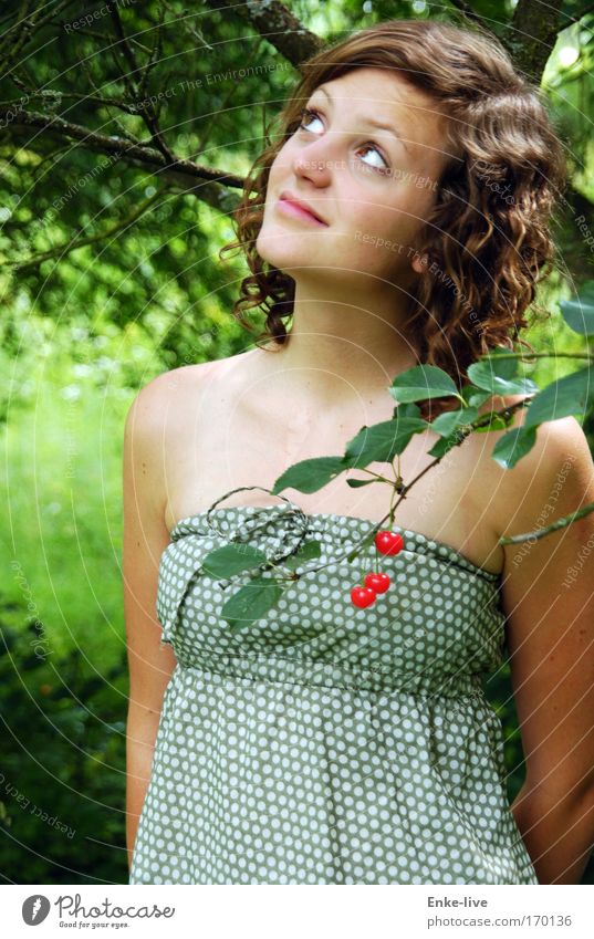 cherry-lady Farbfoto Außenaufnahme Tag Sonnenlicht Zentralperspektive Oberkörper Blick nach oben elegant Gesundheit Wohlgefühl Sinnesorgane feminin Junge Frau