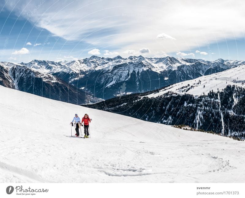 Skitour in den Alpen Ferien & Urlaub & Reisen Tourismus Abenteuer Freiheit Schnee Winterurlaub Wintersport Skifahren Skipiste Mensch Paar 2 Natur Wolken Baum