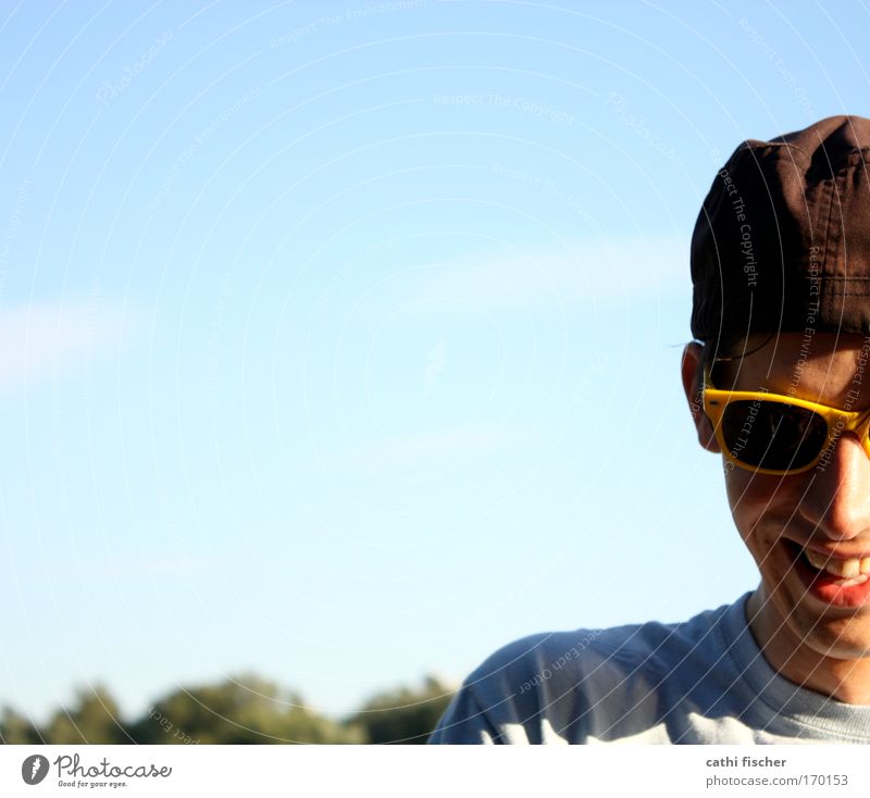 gelbe brille Farbfoto Außenaufnahme Tag Licht Schatten Kontrast Sonnenlicht Zentralperspektive Porträt Blick nach unten Freude Sommer Mensch maskulin