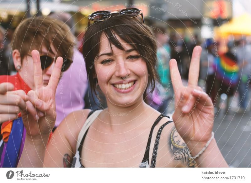 Single Version Mensch feminin Homosexualität Bewegung Lächeln lachen Blick Coolness Freundlichkeit schön natürlich rebellisch Freude Zufriedenheit Kraft