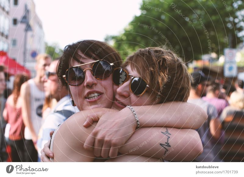 Purple Love Mensch feminin Homosexualität Liebe Umarmen Coolness frei Zusammensein Glück kuschlig Verliebtheit Respekt Partnerschaft Fortschritt Gerechtigkeit