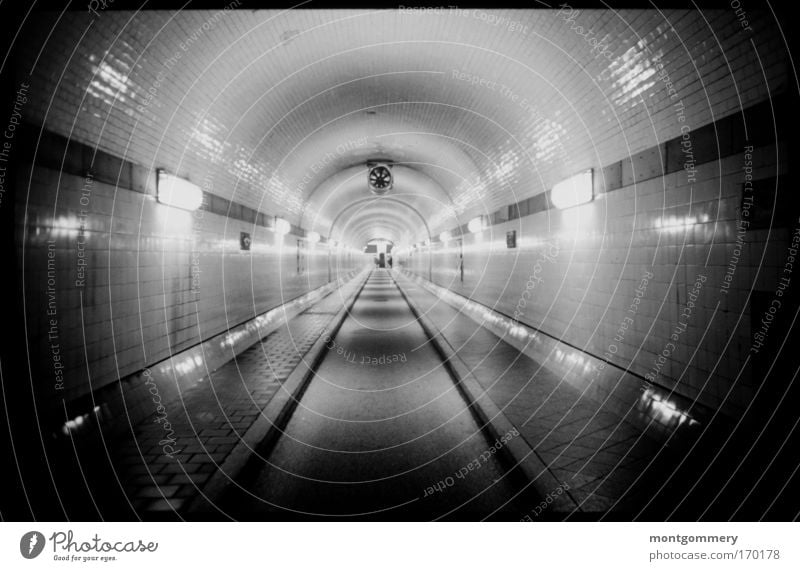 Alter Elbtunnel Hamburg Schwarzweißfoto Innenaufnahme Unterwasseraufnahme Lomografie Holga Menschenleer Kunstlicht Kontrast Reflexion & Spiegelung