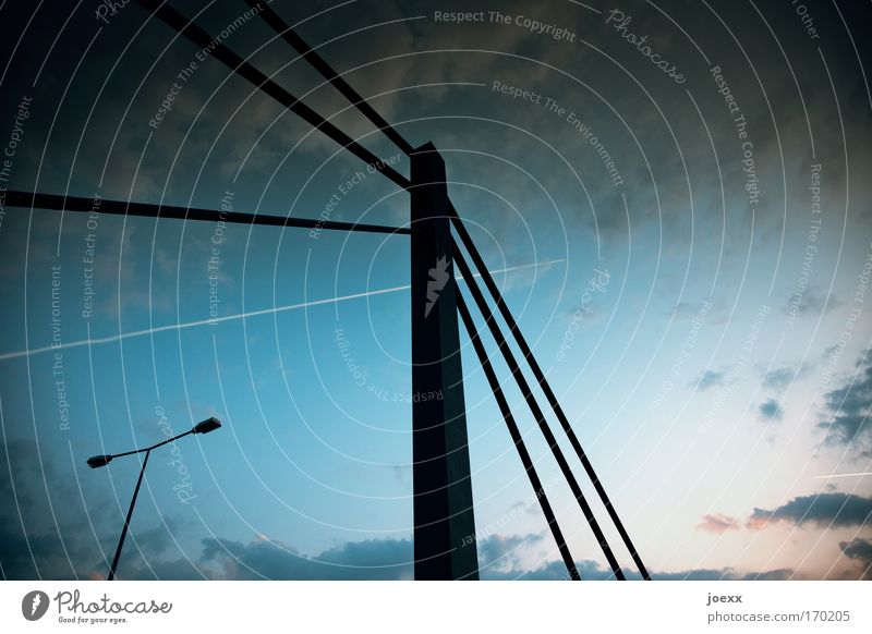 Linienflug Farbfoto Außenaufnahme Textfreiraum rechts Abend Dämmerung Himmel Wolken Brücke Bauwerk Verkehrswege Luftverkehr Flugzeug Passagierflugzeug groß lang