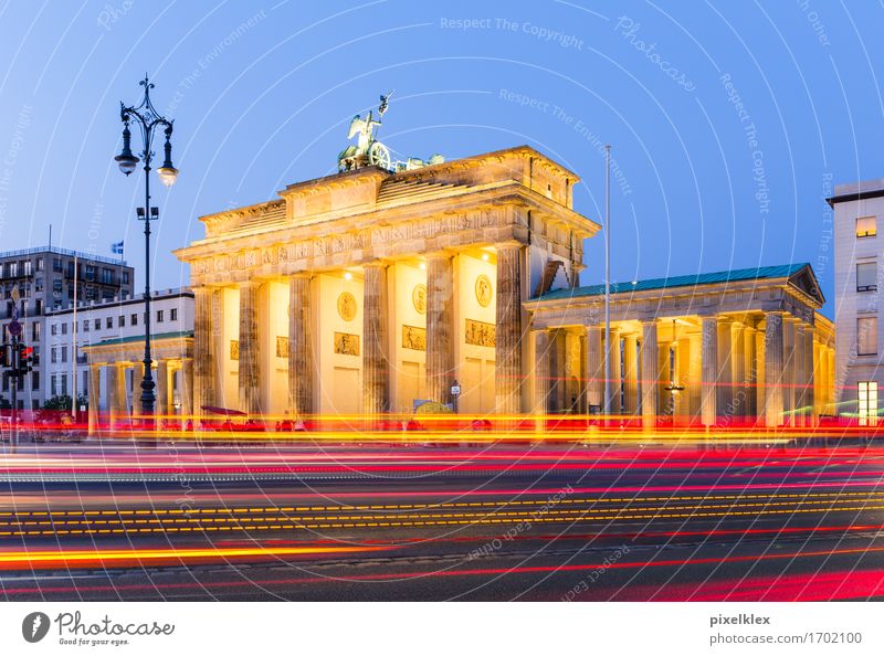 Brandenburger Tor bei Nacht Ferien & Urlaub & Reisen Tourismus Freiheit Sightseeing Städtereise Nachtleben Berlin Deutschland Stadt Hauptstadt Stadtzentrum