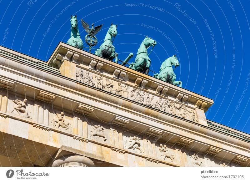 Quadriga auf dem Brandenburger Tor Skulptur Berlin Deutschland Stadt Hauptstadt Stadtzentrum Platz Bauwerk Gebäude Architektur Dach Sehenswürdigkeit Wahrzeichen