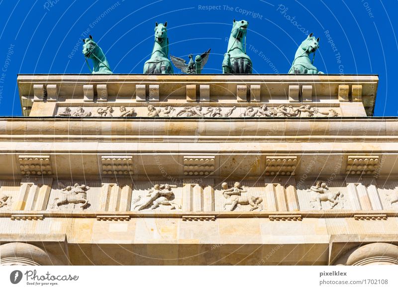 Quadriga auf dem Brandenburger Tor Berlin Deutschland Stadt Hauptstadt Stadtzentrum Bauwerk Gebäude Architektur Dach Sehenswürdigkeit Wahrzeichen Denkmal Stein