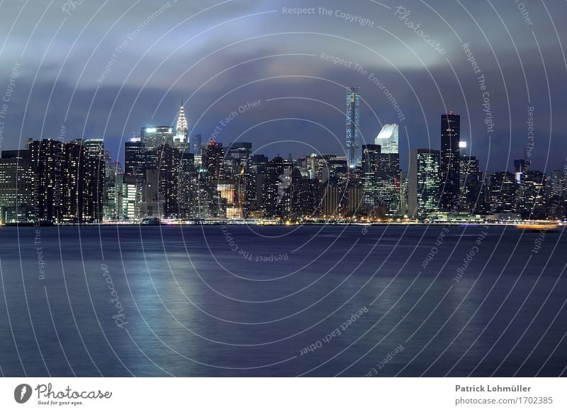 Manhattan@night Tourismus Sightseeing Städtereise Arbeitsplatz Wirtschaft Kapitalwirtschaft Geldinstitut Umwelt Landschaft Wasser Nachthimmel Flussufer